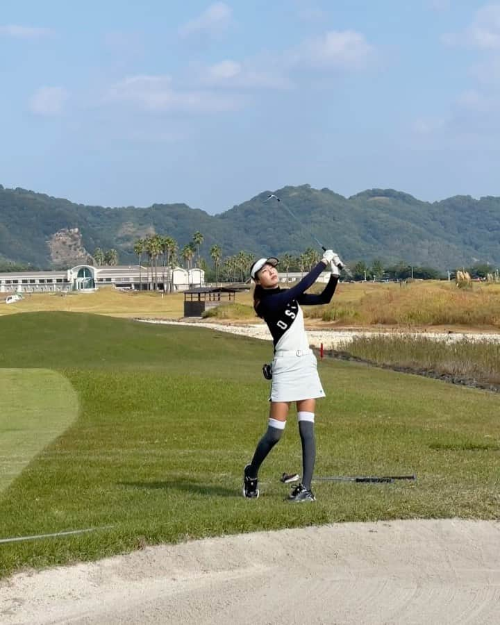 山下詩乃のインスタグラム：「アプローチ⛳️ この角度から撮ってもらうことほとんど無いから、新鮮で流石です☺️👏シャンク絶対ダメなやつ😂 CM撮影もやってる凄腕カメラマンが撮ってくれたよ📸🎥😍 上見て下見てってこんな顔してるんだね💡 ナイスオンしたけど、ちょっと短かかった😚  📸Special thanks！ @yagyuphotostudio  @kuninobuyagyu   また私の足のクセが😅 #アプローチ #この角度から #シャンク #禁止 #ゴルフスイング動画 #ゴルフ好きな人と繋がりたい #ゴルフ動画 #ゴルフ女子 #ゴルフ男子 #ゴルフ好き #ゴルフ大好き」