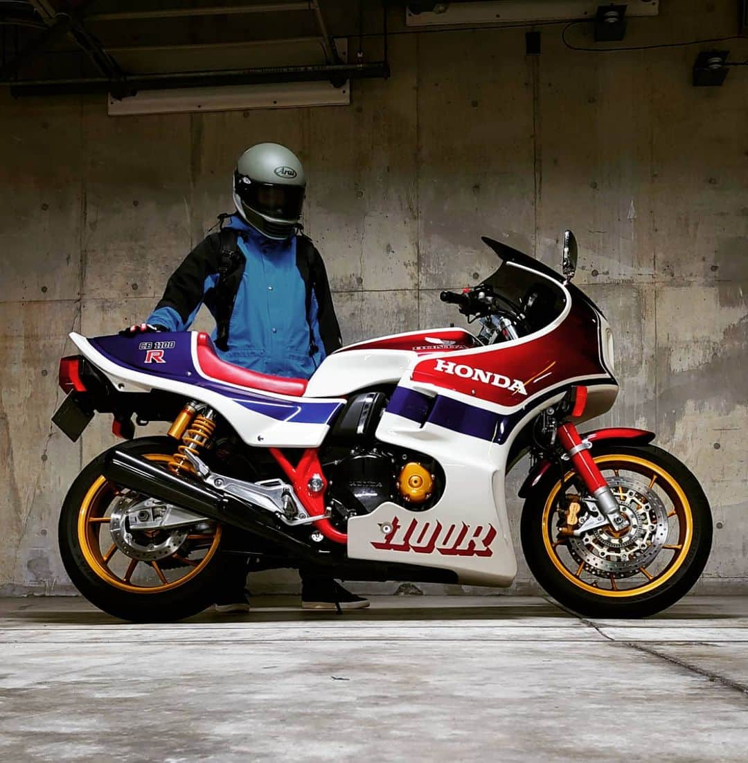 レイザーラモンRGさんのインスタグラム写真 - (レイザーラモンRGInstagram)「普段あんまり見えない「1100R」カウル下のロゴ！これが80年代ってデザインで最高なんですよ！  #CB1100typeR #CB1100R #motorcyclesofinstagram #bikersofinstagram #bikestagram #旧車 #endurancebike #hondavintage」11月4日 21時33分 - rgrazorramon