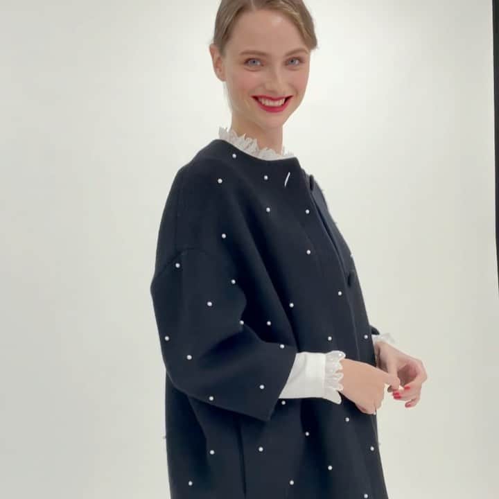 Tsuru by Mariko Oikawaのインスタグラム：「New collection!  パールが散りばめられたコートは、モノトーンスタイルでラグジュアリーなスタイリングがオススメ◎  Charles-Louis ¥110,000（tax in）  Eloise ¥19,800（tax in）  #tsuru #tsurubymarikooikawa #2021aw」