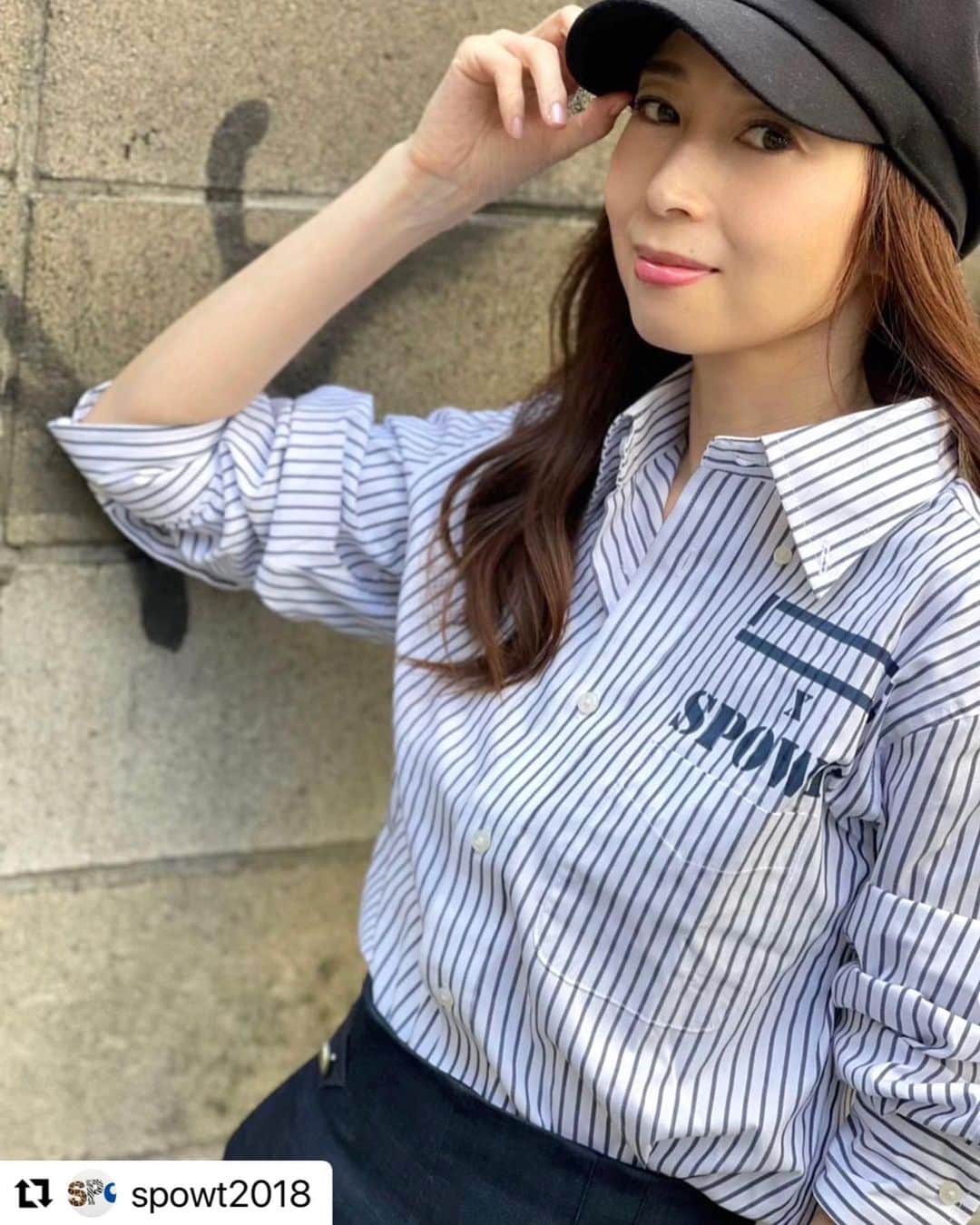 のインスタグラム：「SPOWTさんのモデルをさせていただきました😊  このストライプシャツ、 何にでも合わせやすい！  男性も女性も着用出来るアイテムで、 S〜2XLサイズまでございます👔  #spowt #ストライプシャツ #モデル #アラフォー  #Repost @spowt2018 with @make_repost ・・・ 21SP-01-S  モデル着用サイズ　S モデル身長　157cm  モデル　中野公美子さん  #spowt#シャツ#ボーダー#秋#冬#お洒落#コーデ#感謝」