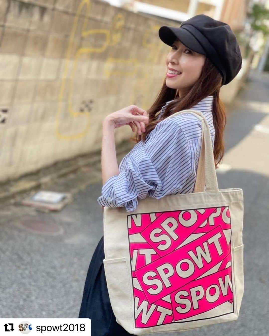 中野公美子のインスタグラム：「SPOWTさんのモデルをさせていただきました😊 こちらは、キャンバスバック✨ 荷物が沢山入ってめちゃ便利です！ (イエローもあるよ)  ストライプシャツもSPOWTです。  #spowt #トートバッグ #モデル #アラフォー  #Repost @spowt2018 with @make_repost ・・・ 21SP-01-S 21SP-03-G  モデル着用サイズ　S モデル身長　157cm  モデル　中野公美子さん  #spowt#シャツ#バック#ボーダー#ピンク#秋#冬#コーデ#おしゃれ#スニーカー#感謝」