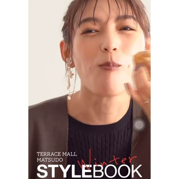 秋山未有のインスタグラム：「テラスモール松戸 STYLE BOOK☃️ 冬verは動画も載ってて楽しい仕上がりになってます🥳✨  #stylebook #stylebook_jp #model #food #japanesegirl #テラスモール #千葉 #松戸 #スタイルブック #テラスモール松戸 #もぐもぐ #スイーツ大好き」