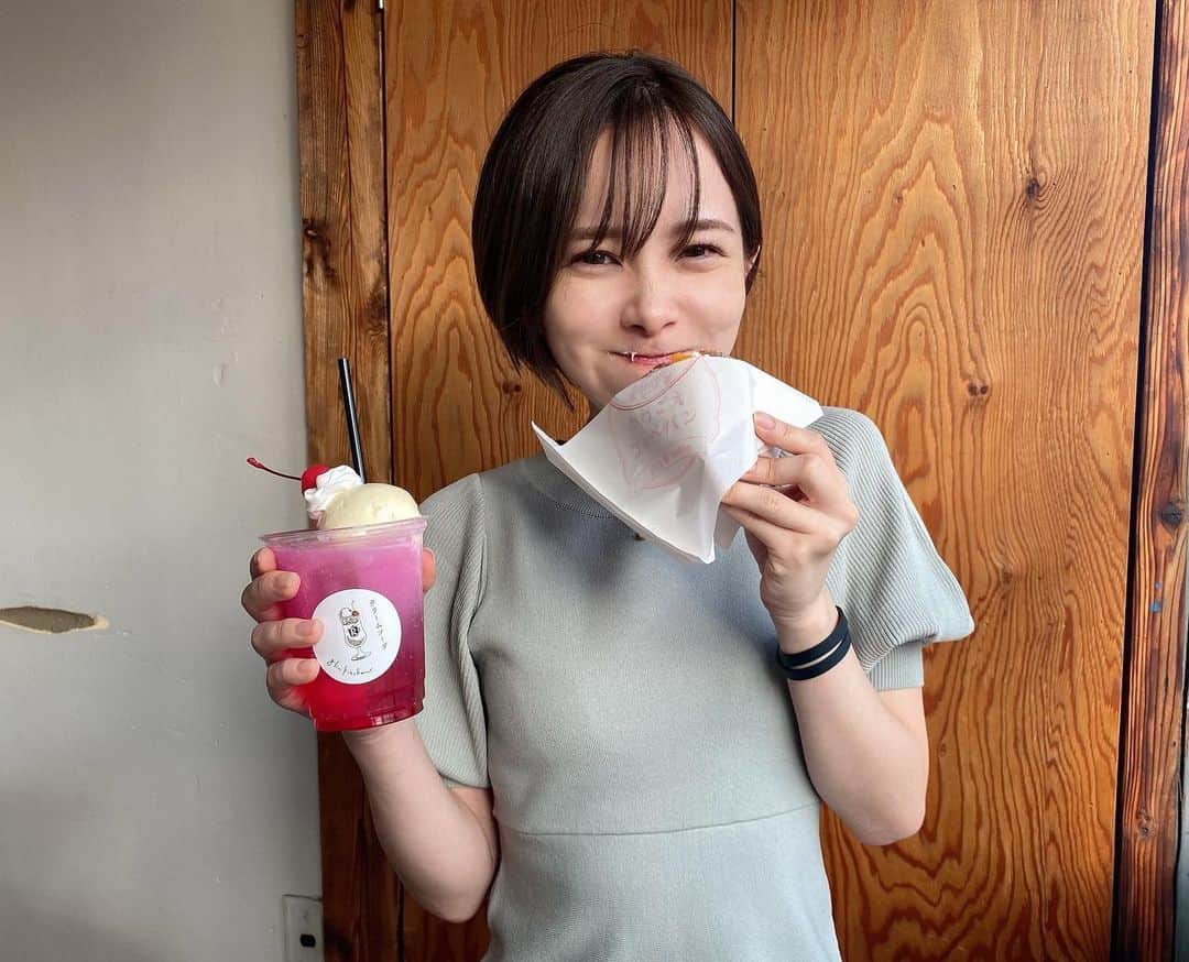 黒澤詩音のインスタグラム：「* 給食に揚げパンが出ると嬉しかったですよね？  #揚げパン #クリームソーダ #アナウンサー #食べる #美味しい #食レポ #ほっぺいっぱいに頬張っている #ショート女子 #スイーツ巡り #川越食べ歩き」