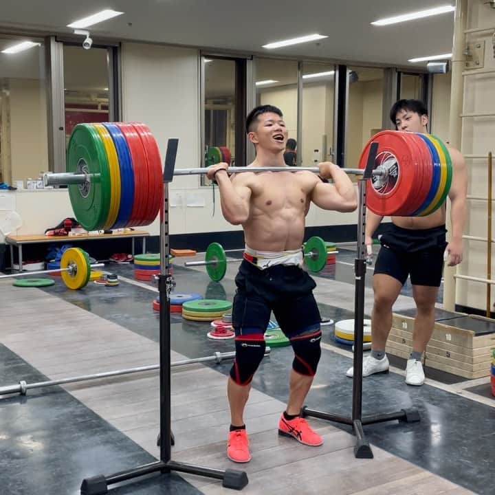 近内三孝のインスタグラム：「Front Squat 210kg   橋本先生のおかげでバランス良くなった！ ありがとうございました  @narita.bone.setter」