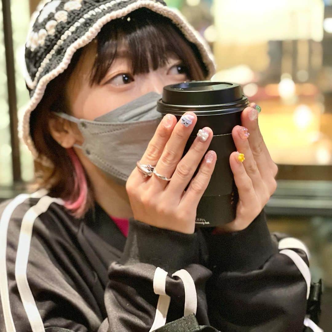 ぱいぱいでか美のインスタグラム：「爪見せたい人 . ネイル変えてきたよ〜💗💙🤍💛🧡💚❤️ カラフルなパーツとクリアのパーツ○⬜︎♡ ベースはマグネットとラメとオーロラでバランスとってもらいました🌎🪐☄️ これで11月も頑張れます！手元見ると元気出ます！ いつもと同じ @lovl_harajuku でやってもらったよん。 . #nail #lovl #nailsalon #原宿 #ぱいぱいでか美 #でか美ちゃん」