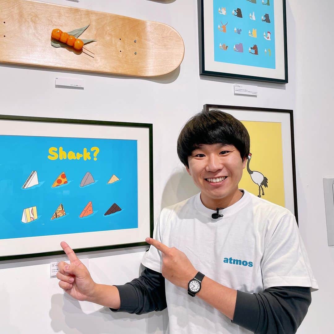 ハナコのインスタグラム：「☀︎︎𝕆𝕗𝕗-𝕤𝕙𝕠𝕥☀︎︎ Watanabe Artmos (ワタナベアートプロジェクト)開催中!!! 現在、atmos千駄ヶ谷店にて、アートエキシビジョンを実施しております。 秋山、岡部の作品はもちろん、たくさんのワタナベ所属アーティストの作品を入場無料にてお楽しみいただけます🎨  明日11/5（金）17:00〜19:00はハナコ秋山、岡部が在廊いたします。 好評につき、Tシャツの在庫が少なくなっているため、ご希望のサイズが売り切れの場合は、受注にて承ります。 受注の方にはポストカードにサインをしてお渡しいたしますので、ぜひぜひご来場ください✨  #ワタナベアトモス  #ハナコ  #atmos  #atmos千駄ヶ谷  #力作揃いです😊」