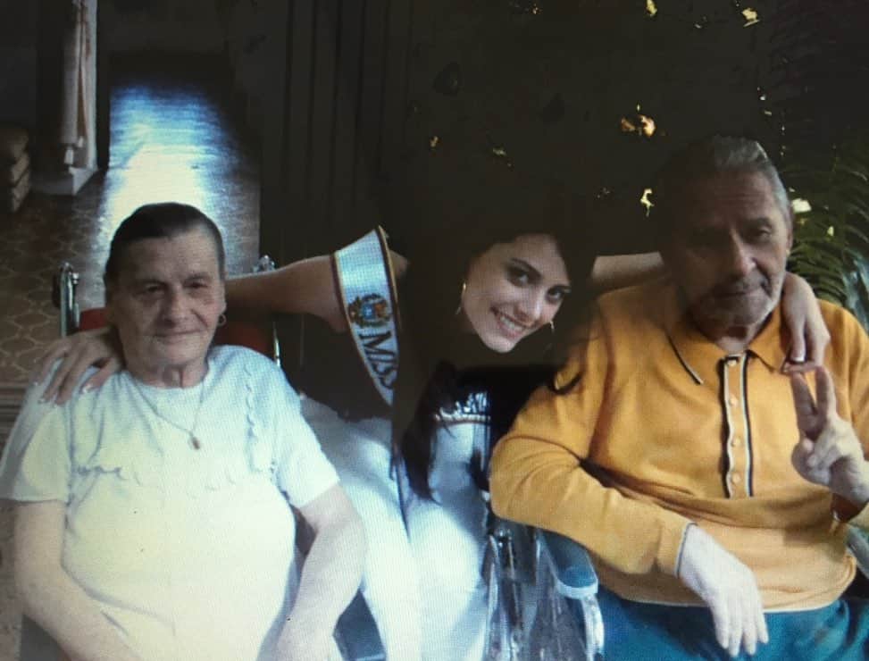 ステファニア・フェルナンデスのインスタグラム：「Mi infancia en Santa Elena - Mérida, Venezuela 🇻🇪   Y hoy quiero dejar acá este post para recordar esos días donde mis abuelitos estaban vivos 🙏✨  Yo sentada en la puerta de la casa de mis abuelos con mis primos comiendo las chucherias que compraba en el kiosco del señor Rafael, recordando como corría por esas calles con las maletas el 31 de diciembre porque mi mayor sueño era viajar por el mundo 🌍🙏  Mis abuelos maternos. Eugenio Krupij y Zenowia Holojad. Dos seres nobles, dulces, educados y de lindo  corazón. Llegaron a Venezuela luego de la Segunda Guerra Mundial y hasta el último momento siempre amaron a Venezuela.   Me llena de alegría saber que se fueron de esta tierra orgullos de todos sus nietos 🙏✨  Hoy encontré esta foto siendo yo Miss Venezuela 2008 con ellos en su casita en Santa Elena y reviví tanto en mi corazón ♥️   👉🏻Se tienen que dar permiso para soñar en grande y trabajar por cada meta que tengan mi gente.」