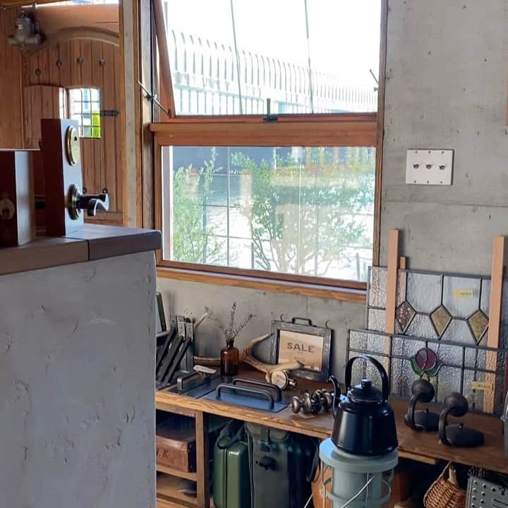 のインスタグラム：「good morning ! @wood_depot #木製ドア #木のドア #玄関ドア #室内ドア #アンティーク風ドア #ビンテージドア #ヴィンテージ #自宅カフェ #自宅ショップ #トリミング #カフェ改装 #カスタムドア #ネイルサロン #ネイルサロン改装 #古民家改装 #古民家再生 #マイホーム計画中 #新築 #店舗 #コンテナハウス #美容室改装 #リノベ #リノベーション #店舗改装 #クラシックカー #ガレージハウス #ガレージライフ」