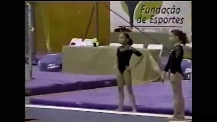 ジャジ・バルボサのインスタグラム：「❤️🖤Campeonato Brasileiro Juvenil 2003 🖤❤️ Realizando o Dos Santos, elemento criado pela minha ídola @daiane_gs_ 🥰 #Jade12anos #tbt • • • @timeflamengo  @flaginastica  @cbginastica」