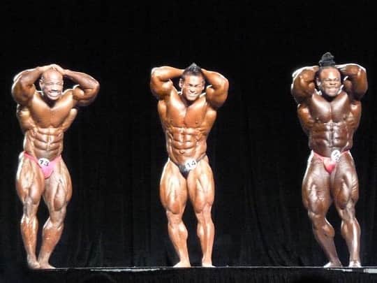 のインスタグラム：「Throwback @mrolympiallc stage with my boys @mrolympia08 and @kaigreene I miss these moment on stage but I don’t miss diet and cardio 😝   Trainer @ericdilauroprotrainer Nutritionist @neil_yoda_hill1」