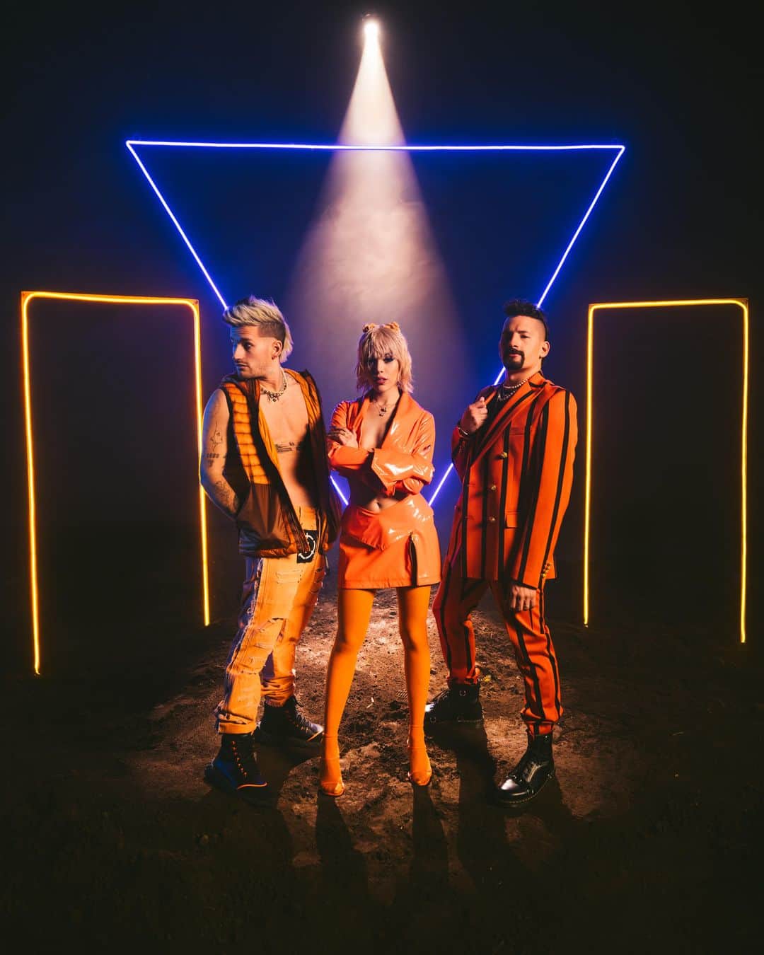 Danna Paolaのインスタグラム：「¡BOOM! #CACHITO ❤️‍🔥🖤🚩 @mauyricky ufff ustedes se llevaron un cachito mi corazón desde el día 1!! No puedo creer que WE DID IT! 🥺🙏🏼 tenemos esta increíble canción juntos y tengo que agradecerles demasiado! Gracias x creer en mi música, gracias x su amistad, su bella persona, su talento y su vibra tan increibleeeee !! los amooooooo!!! ❤️ LEGOOOO! 🔥  Gracias infinitas x crear magia conmigo!  @alexhoyer_  @jontheproducer @subeloneo @picketl @enriquell @marioivcontreras @ozambrano @delgadilloa • @antroma @emmimua @alvarezomar @tinoportillo @lizmarianinja @anahiguastone」