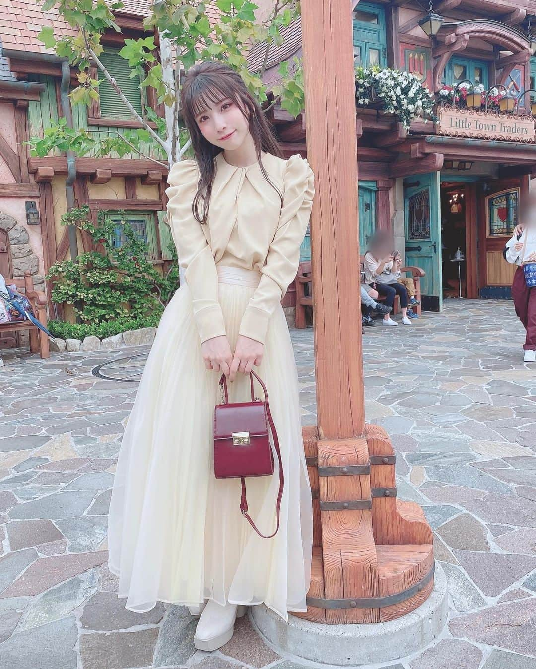 紗愛のインスタグラム：「ベルバウンド💛  #ディズニー  #ディズニーランド  #tdl  #美女と野獣  #美女と野獣エリア  #ベルバウンド  #コーディネート  #コーデ  #プリンセス」