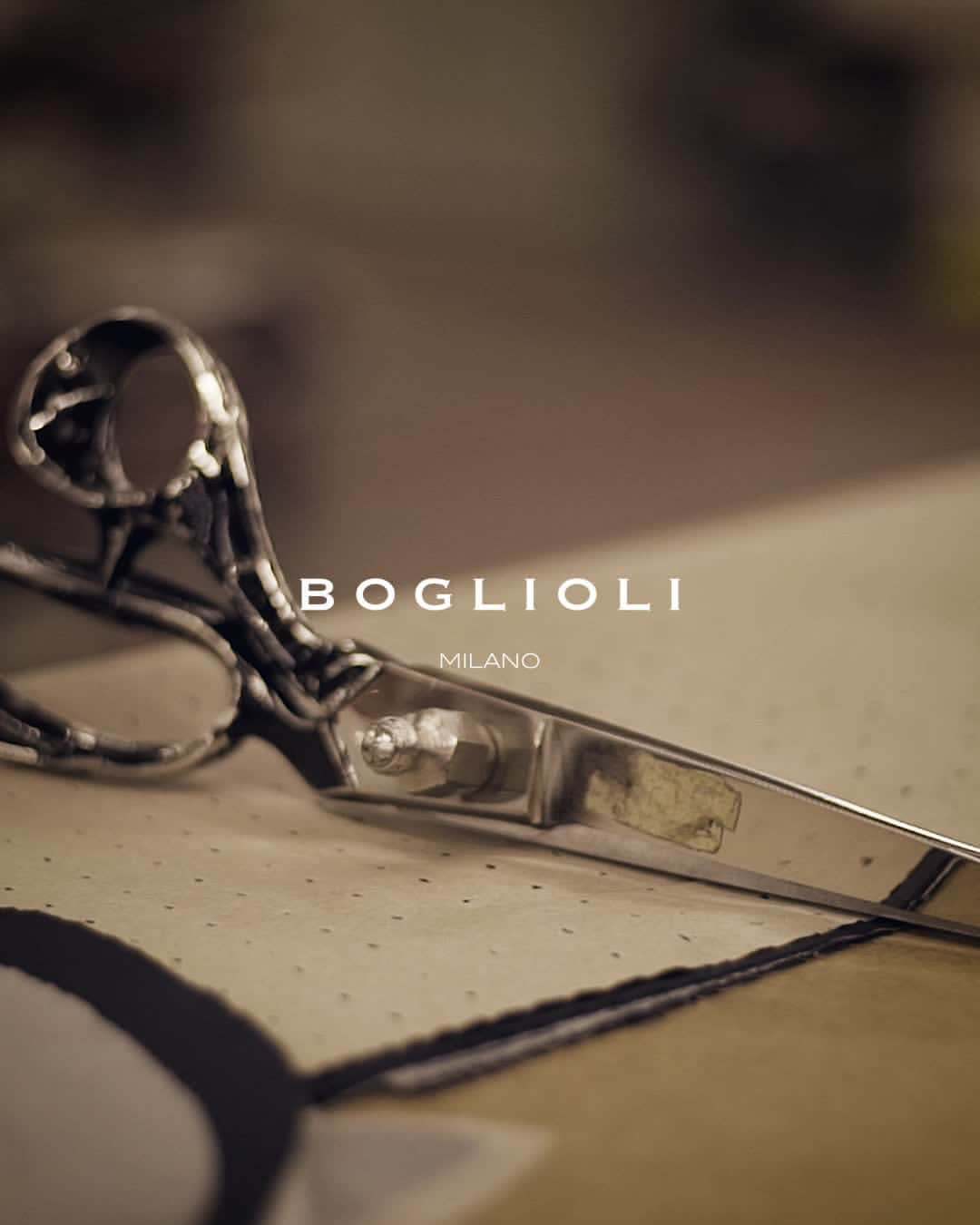 ボリオリのインスタグラム：「Once the fabric has been cut, the Boglioli jacket comes to life. Care, attention and consideration are the basis of the whole process of creating a garment, a work of precision performed with fingertips.⁣  Link in bio  ⁣ #boglioli #casasartoriale #cutting #jacket #garment#material #destructured #handmade #madeinitaly」