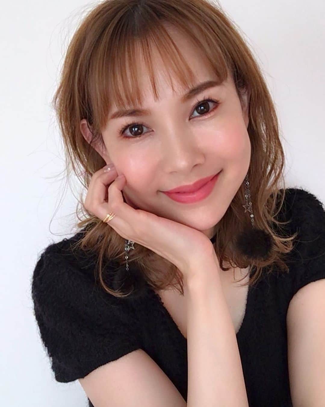 上原さくらのインスタグラム：「1枚目はカメラアプリ「カメラ360」で撮りました。 glossyモードで撮ると肌の色むらカバーをして、ツヤをプラス出来るのでおススメです👍  2枚目はiPhoneのノーマルで撮った現実です。  時々iPhoneのデフォルトで撮った自分に驚きます😅 絶対、鏡で見るよりシミとかシワとかくすみとかたるみとか引き立って見えますよね💦 アレはなんでなの😂」