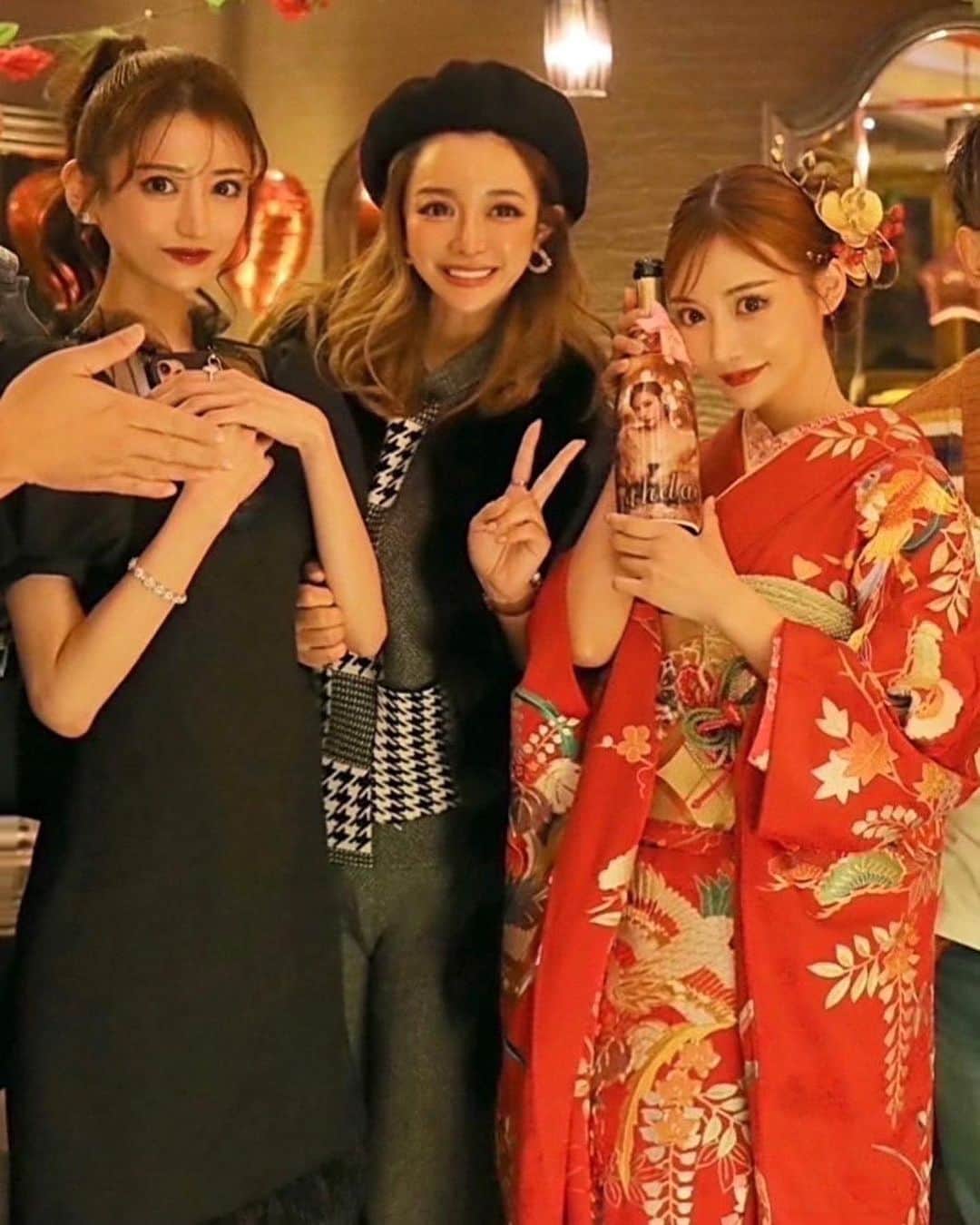 明日花キララのインスタグラム：「皆様本当にありがとうございました❤︎ 女の子たちが開けてくれた一部..🍾🤍 可愛い女の子いっぱい来てくれて楽園でした🕌👼🏻✨  もしかしたらまた来月も出勤するかもです..🎄」
