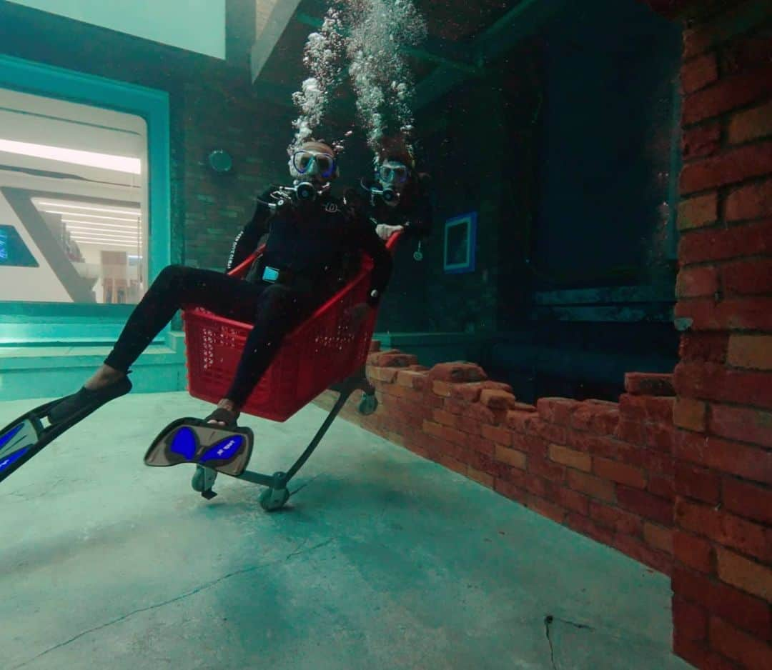 ジェームズ・フェルプスさんのインスタグラム写真 - (ジェームズ・フェルプスInstagram)「The worlds deepest diving pool,  where you can play pool,  chess, bike, your shopping (and loads more). A huge THANK YOU to everyone at @deepdivedubai for one of the best things I have ever done. @visit.dubai #blubblubblub #deepdivedubai #scubadiving #VisitDubai #underwater #hashtagforthescubaofit #mustdo 🤿」11月5日 2時20分 - jamesphelps_pictures