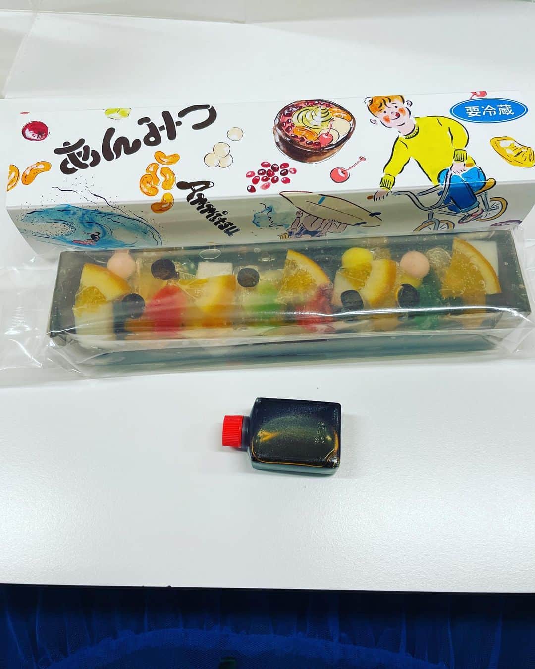 田辺智加のインスタグラム：「福岡　ひつじや 福岡の空港にあったよ！ 今くらで紹介した季のせのドライフルーツの羊羹との系列のお店なんですって！！ キラキラ可愛くて最高。 #福岡 #羊羹 #ひつじや #レトロ #可愛い #福岡空港」