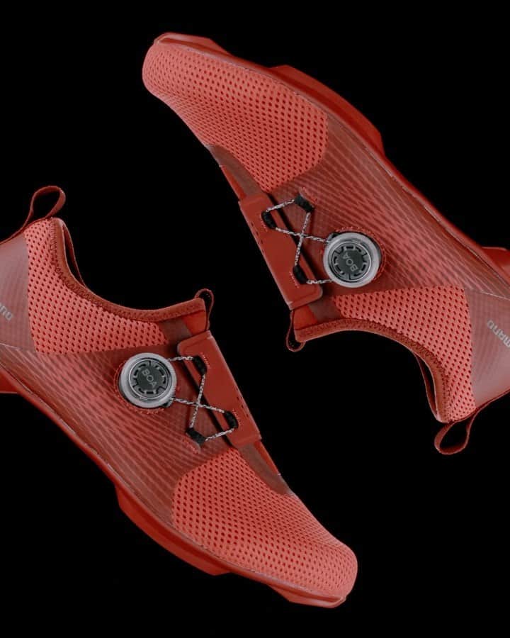 のインスタグラム：「Charge hard in the IC5 and look good doing it in an all-NEW RED colorway 🚨 Shop the indoor cycling shoe that will help you reach your personal bests at shimanoindoor.com 🛍️ #ShimanoIndoor」
