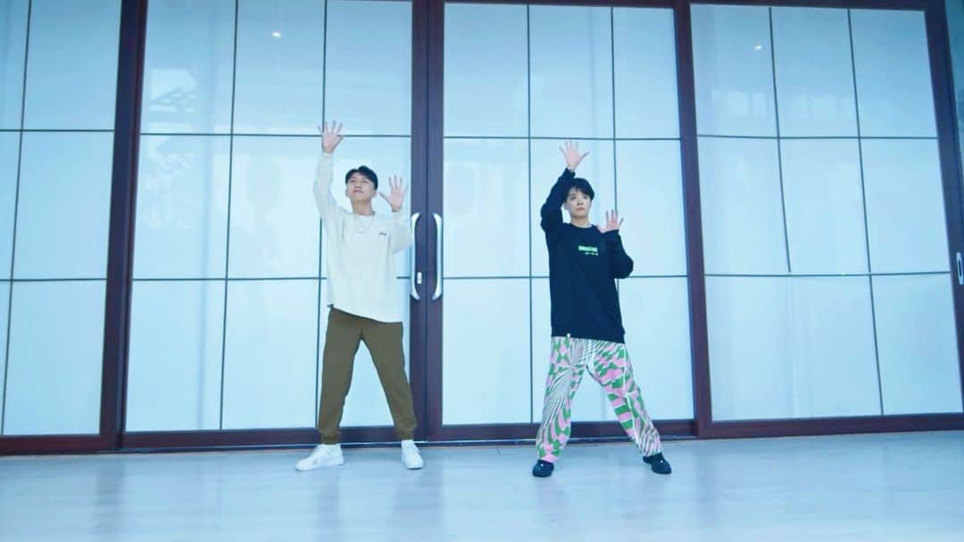 アンバー のインスタグラム：「“dance to every sound in the song” 🙃 Thank you to my choreographer @iamdancerjf LOVE YOU BROTHER! Song: Kev- Bubble Bath🛁」