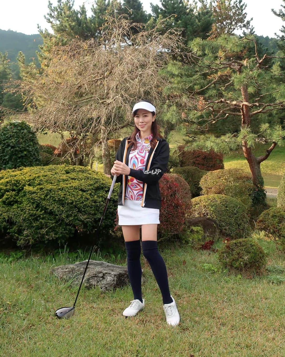 ImotoEtsuyo さんのインスタグラム写真 - (ImotoEtsuyo Instagram)「#おはようございます  先日の #golf は　#小田原湯本カントリークラブ へ。  ・ この日も 絶好のゴルフ日和 。　 半袖でラウンド出来ました。  富士山も綺麗に見えましたよ🎵 お昼ご飯の #アジフライ がサクサク 肉厚で美味しかった♡ ・  帰りには　美味しい　#鰻 を頂きました。 #友栄 さんの鰻は また今度紹介しますね。 　  ・ ・  #シャツ ・#スカート　#パーカー #ゴルフウェア 全て @loudmouth_japan_official  #ラウドマウス  #ラウドマウスコーデ  ・　 ・ #golfwear  #ウェア  #ゴルフ⛳️  #ゴルフファッション  #ゴルフコーデ  #ゴルフ女子コーデ  #golfstagram #ラウンド  #ゴルフ  #mtfuji  #fujisan  #富士山  #golfgirl  #ゴルフ女子  #ゴルフ場  #ゴルフ好き  #ゴルフ大好き  #ゴルフ好きな人と繋がりたい」11月5日 7時29分 - bisuhada