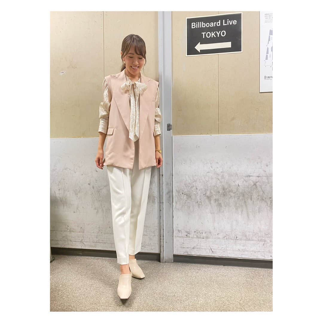 堤友香さんのインスタグラム写真 - (堤友香Instagram)「. 錦戸亮さんのトークイベントMCを させていただきました🎤 メイベリンとの一夜限りのコラボレーション💄✨ 錦戸さんが出演するブランドムービーに関しても聞かせていただきました✨  メイベリンのブランドムービー、 改めて めちゃくちゃカッコ良い！！ メイクと生き方を重ね合わせたメッセージに、 柔らかい錦戸さんの声もこれまた素晴らしく、、、  特に「強くていいんだ」バージョンは 1分間の中に 前を向くエネルギーが たくさん詰まっているので 何度もリピートしてみてしまう🥺  メイベリンは高校生の時から ずっと使っているけれど、 これからはお守りのような存在にもなりそうで、、、 長く愛され続けるブランドだからこその発信力。  錦戸さんもトークショーの中で 「人生もメイクも自分らしく作り上げていくのは同じ」とおっしゃっていました。  確かに 流行に乗るのも楽しいけれど 自分を持っている人は やっぱり輝いていますよね。  生き方もメイクも強く🔥  メイベリンのブランドムービーは YouTubeなどで見られます🔎  そして素敵な衣装を 用意していただきました👗 キラキラのブラウスに ホワイトのショートブーツ可愛かったです👏  錦戸さんも華やかなゲストの皆さんも とてもお優しかったです。 ありがとうございました🙇‍♀️  #maybelline #メイベリン #強くていいんだ #錦戸亮 さん　#ラッシュニスタ  #riehata さん　#阿部朱莉 さん　#小山ティナ さん #mc #ビルボード東京 #アナウンサー #セントフォース #3n7」11月5日 7時49分 - yuka_tsutsumi0605