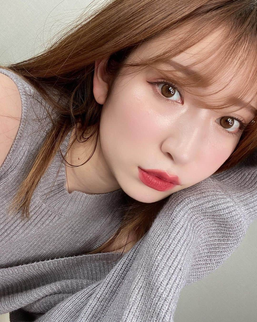 吉田朱里さんのインスタグラム写真 - (吉田朱里Instagram)「最近コメントで色っぽくなった？って言われる毎日メイクです！笑 使用コスメはこんな感じです！(2枚目参照👀)  ☝️メイクポイント ・B IDOLのパックとミシャのクリームでつや肌のベースを作る ・目元と口元は濃いめのカラーでちょっと強めな印象 ・薄付きファンデとポイントにバームを仕込むことで抜け感を出す  寒い季節は濃い目のリップ塗りたくなる🥺強くなりすぎないように、ベースメイクは抑え目でバランスを取るのがポイント🤍  YouTubeに動画もあげたので プロフィール欄のリンクからチェックしてね🔍💕  #毎日メイク #コスメ購入品 #秋メイク #冬メイク #垢抜けメイク #bidol #デパコス #プチプラコスメ #メイクテク #メイク動画 #イエベ春」11月5日 19時10分 - _yoshida_akari