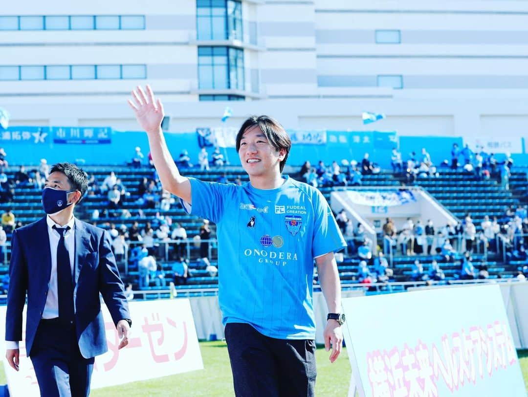 寺田紳一さんのインスタグラム写真 - (寺田紳一Instagram)「11月3日の横浜FCvsサガン鳥栖戦で 引退セレモニーをしていただきました(^^)  日差しが強く暑い中、サイン会には予想を遥かに超える長蛇の列‼︎ 本当に嬉しかったです(^^) 当時から応援していただいていた顔馴染みのサポーターの方たちとも会えて凄くほっこりできました(≧∀≦)  久しぶりの三ツ沢のピッチを一周した際には、鳥栖のサポーターを含め、たくさんの方から温かい拍手をもらい、泣いてないですが泣きそうになりました‼︎  このような場を作っていただいた横浜FCには本当に感謝しかありません‼︎  今回のセレモニーのためにユニホームを作っていただいてたのには本当にビックリでした‼︎ サポーターからのメッセージ入りフラッグもいただき、泣いてないですけど泣きそうなほど嬉しかったです‼︎ 早速家に飾らせてもらってます(^^)  試合前の忙しい中で、なかなか時間が合わず話せなかった仲間もたくさんいましたが、凄く楽しく幸せな1日を過ごせました‼︎  今後は指導者として、またこのような場所に戻ってきたいと強く思えました‼︎  今回、寺田紳一の引退セレモニーに関わっていただいた全ての方に感謝します‼︎ ありがとうございました(^^)  残り試合は僅かですが、頑張れ横浜FC‼︎  どんな時も楽しんだもん勝ち‼︎  #引退セレモニー  #引退 #感謝 #横浜fc  #サガン鳥栖  #jリーグ  #サッカー #三ツ沢  #奥寺康彦  #内田智也  #野崎陽介  #寺田紳一  #仲間 #泣いてないけど泣きそうになった  #どんな時も楽しんだもん勝ち」11月5日 17時43分 - shinichi_terada