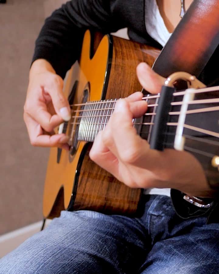 松井祐貴のインスタグラム：「あいみょん “裸の心”  YouTube→https://www.youtube.com/watch?v=X-N3N6k166c  ♪ ♪ ♪  #yukimatsui #松井祐貴 #fingerstyle #fingerstyleguitar #fingerpicking #acoustic #acousticguitar #pickariff #guitarsdaily #riffwars  #guitarplayer #instaguitar #Daddario #DaddarioStrings #裸の心 #あいみょん #shubbcapos @shubbcapos @daddarioandco @daddarioandcoasia  @pickariff @riffwars」