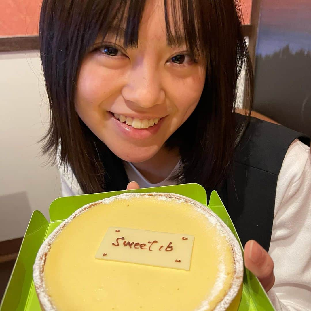 深尾あむさんのインスタグラム写真 - (深尾あむInstagram)「お誕生日ケーキは大好きな チーズケーキ屋さんのチーズタルトを リクエストしました🍰 映え重視ではなく味重視です笑 #16」11月5日 18時03分 - amufukaofficial