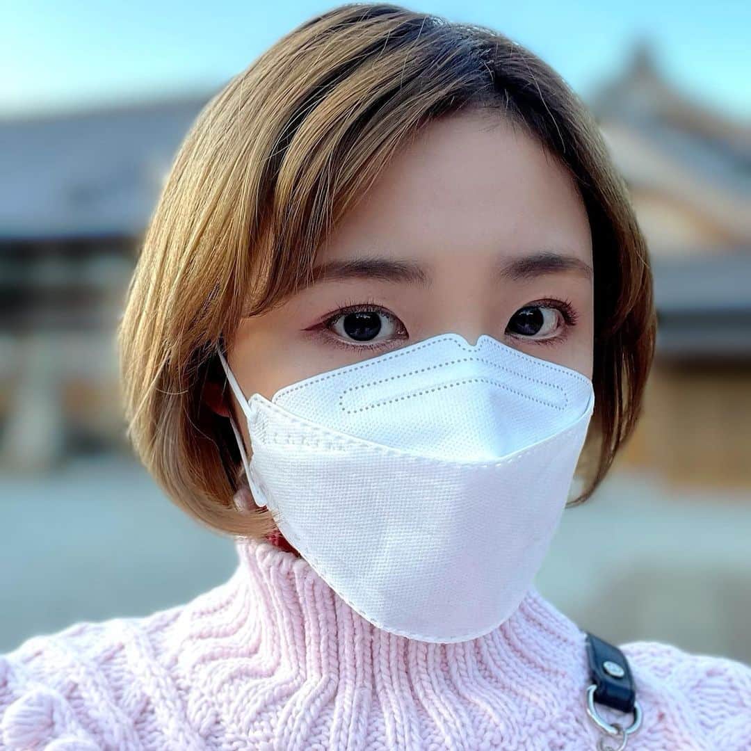 摩耶裕のインスタグラム：「何時もお世話になっている#お菓子のデパートよしや さんから沢山マスクを頂いたのでご紹介させて下さい！  まずは使いやすいホワイトから✨ #kenichi さんのKF94の10枚入り個包装で衛生的にも持ち運びにもとても便利です！ 顔へのフィット感も呼吸のしやすさ、リップが付きにくいのもとても良いですよね♪  皆さまも是非お近くの#お菓子のデパートよしや さんでお手に取ってみて下さい☺️✨  ついでにコスメも💄 ｱｲｼｬﾄﾞｳ ｻﾝｸｸﾙｰﾙｸﾁｭｰﾙ 619 ﾋﾟﾝｸｸﾞﾛｳ  とっても可愛い色合いで即買いでした❤️ 限定品だったので今は売っていないですが😭  ﾘｯﾌﾟ B IDOL むっちリップ 02ふいうちレッド  ネーミングセンスが面白い🤣 このリップも全色買いだなぁ🥺💄  #kf94mask  #感染対策グッズ  #感染予防  #手洗いうがい　もね👐 #diormakeup  #bidol」