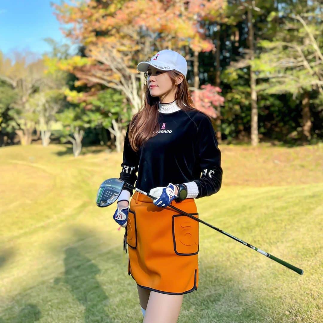 のインスタグラム：「久しぶりのゴルフ投稿⛳️ （この夏ゴルフに行けなかったので、久しぶりになってしまいました💭）  季節的に抜群🍁 お天気も最高で気持ちよくラウンド出来ました。  クラブを新調しました‼︎ ドライバー、ウッドを @callawaygolf_japan のEPIC MAXに。  しっかりフィッティングをした事もあって、曲がらなくなりました😳 みどりのキャロウェイも良いですね〜👍🟢  ウェアは　@archivio.official_online ⛳️ 秋らしいコーデで紅葉とマッチ🍁 特にこのスカート、色合い、デザイン可愛くないですか？💕  ゴンドラで移動するゴルフ場で楽しかったです🚡詰まっていなくて快適スイスイゴルフでした☺️  📍@mannacountryclub   #archivio #アルチビオ　#ゴルフウェアレディース #秋ゴルフ　#ゴルフ好き女子 #キャロウェイゴルフ #みどりのキャロウェイ　#マーベリック　#epicmax #epic #ゴルフ女子 #ゴルフコーデ　#真名カントリークラブ #千葉ゴルフ　#佐野ゴルフコーデ」