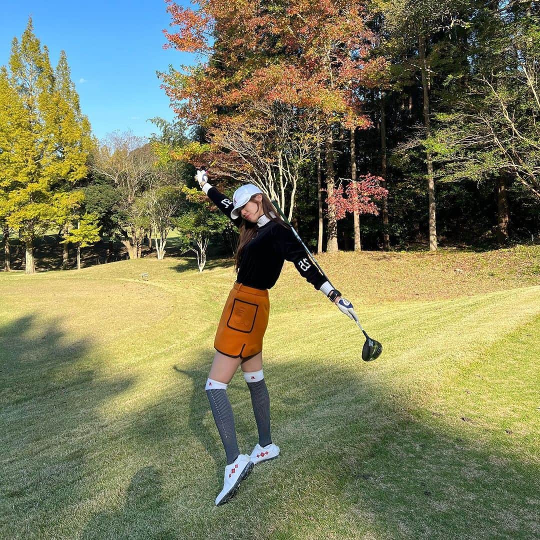 佐野真彩さんのインスタグラム写真 - (佐野真彩Instagram)「久しぶりのゴルフ投稿⛳️ （この夏ゴルフに行けなかったので、久しぶりになってしまいました💭）  季節的に抜群🍁 お天気も最高で気持ちよくラウンド出来ました。  クラブを新調しました‼︎ ドライバー、ウッドを @callawaygolf_japan のEPIC MAXに。  しっかりフィッティングをした事もあって、曲がらなくなりました😳 みどりのキャロウェイも良いですね〜👍🟢  ウェアは　@archivio.official_online ⛳️ 秋らしいコーデで紅葉とマッチ🍁 特にこのスカート、色合い、デザイン可愛くないですか？💕  ゴンドラで移動するゴルフ場で楽しかったです🚡詰まっていなくて快適スイスイゴルフでした☺️  📍@mannacountryclub   #archivio #アルチビオ　#ゴルフウェアレディース #秋ゴルフ　#ゴルフ好き女子 #キャロウェイゴルフ #みどりのキャロウェイ　#マーベリック　#epicmax #epic #ゴルフ女子 #ゴルフコーデ　#真名カントリークラブ #千葉ゴルフ　#佐野ゴルフコーデ」11月5日 18時45分 - sano.maya