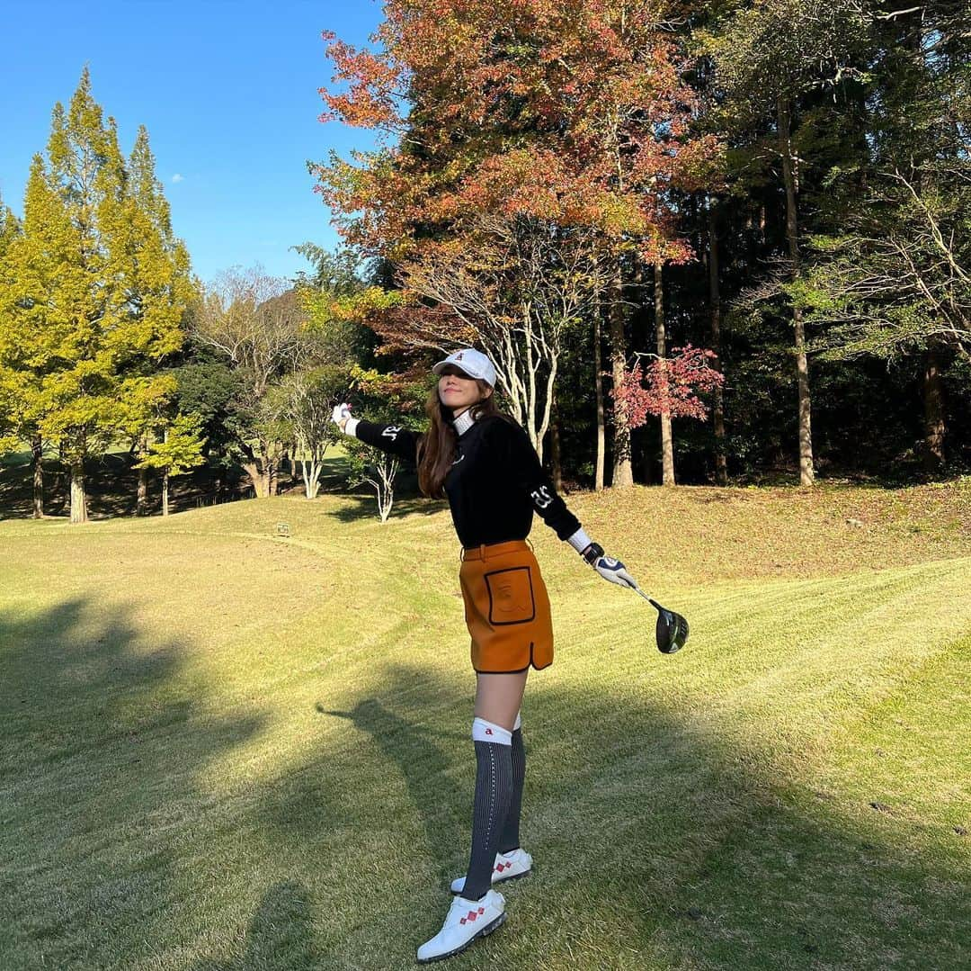 佐野真彩さんのインスタグラム写真 - (佐野真彩Instagram)「久しぶりのゴルフ投稿⛳️ （この夏ゴルフに行けなかったので、久しぶりになってしまいました💭）  季節的に抜群🍁 お天気も最高で気持ちよくラウンド出来ました。  クラブを新調しました‼︎ ドライバー、ウッドを @callawaygolf_japan のEPIC MAXに。  しっかりフィッティングをした事もあって、曲がらなくなりました😳 みどりのキャロウェイも良いですね〜👍🟢  ウェアは　@archivio.official_online ⛳️ 秋らしいコーデで紅葉とマッチ🍁 特にこのスカート、色合い、デザイン可愛くないですか？💕  ゴンドラで移動するゴルフ場で楽しかったです🚡詰まっていなくて快適スイスイゴルフでした☺️  📍@mannacountryclub   #archivio #アルチビオ　#ゴルフウェアレディース #秋ゴルフ　#ゴルフ好き女子 #キャロウェイゴルフ #みどりのキャロウェイ　#マーベリック　#epicmax #epic #ゴルフ女子 #ゴルフコーデ　#真名カントリークラブ #千葉ゴルフ　#佐野ゴルフコーデ」11月5日 18時45分 - sano.maya