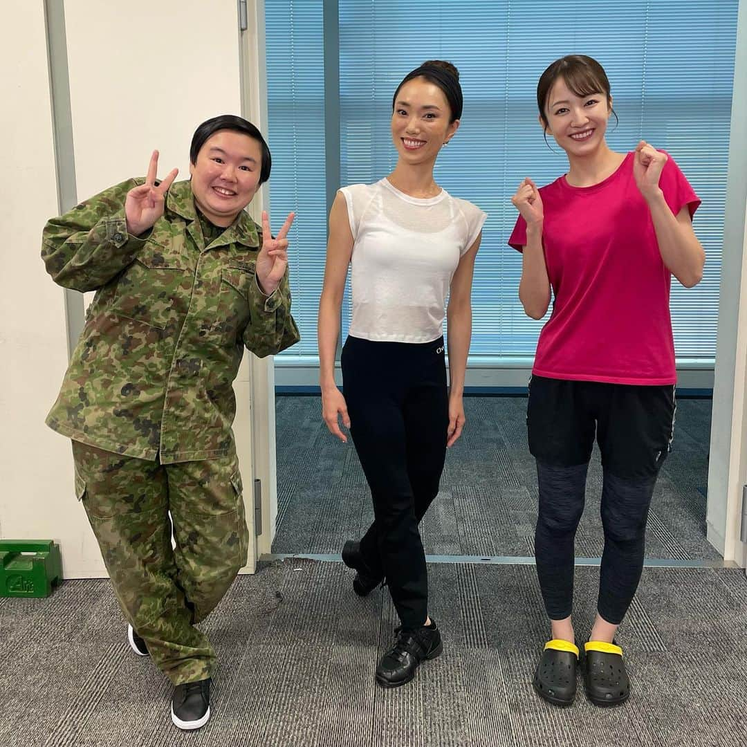 滝菜月のインスタグラム：「一週間お疲れ様でしたー！！ ⁡ 今週はカラダweekで KANAMI先生指導のもと やす子さんと柔軟チャレンジに 挑戦させてもらいました。 ⁡ 自分史上、今一番柔らかいです！ ストレッチの方法はヒルナンデスのHPに アップされているので気になる方は是非☺️ どれも良かったのですが、 特に私はふくらはぎ裏もも裏が硬いので タオルを使ったストレッチが効いていた気がします。 ⁡ コツコツ続けてもっと柔らかくなるぞー！ ⁡ #ヒルナンデス #ティップネス @tipness_tipness」