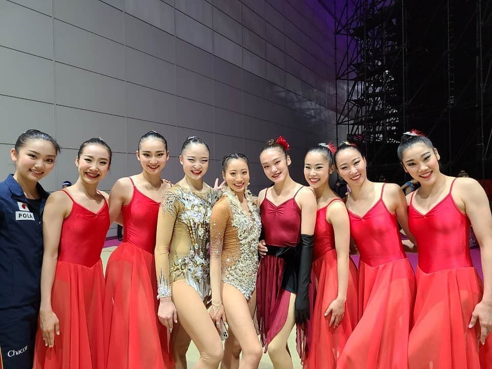 大岩千未来のインスタグラム：「Galaたのしかった〜 #3枚目みんなマスク大きい」