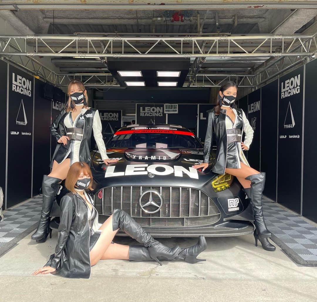 SHINTANITOUKOのインスタグラム：「明日は茂木！！！😎 残すはあと2戦！ LEONRACINGの応援 よろしくお願いします🖤  #supergt #sgt #gt300 #65 #かっこいい #leonracing #leonracinglady #茂木 #サーキット #レース #race #レースクイーン #racequeen#セクシー #sexy #コスチューム  #black #脚」