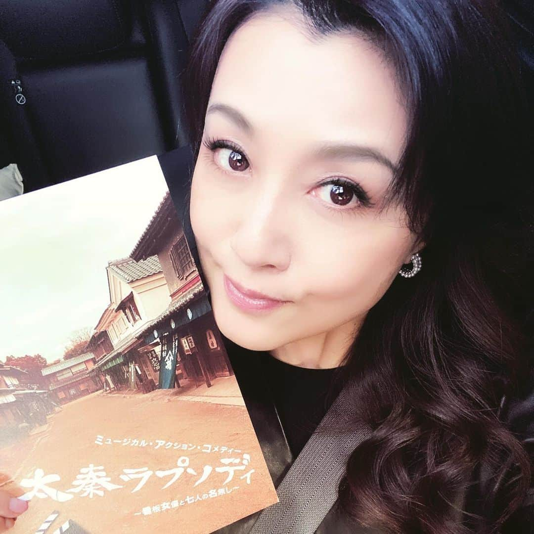 藤原紀香さんのインスタグラム写真 - (藤原紀香Instagram)「先日、舞台『太秦ラプソディ〜看板女優と七人の名無し』を観劇。 相変わらず凄まじいパロディ、駄洒落の連発で爆笑🤣の渦の中、京都太秦映画村、時代劇、切られ役、大部屋さん方への愛を満々に感じるこの作品に 気付けば涙しておりました✨✨✨残りの東京公演、そして愛知公演頑張ってください💪 この演目は関西でも是非してほしかったなぁ~^_^   #演出家 #三宅裕司 #小倉久寛 #スーパーエキセントリックシアター ＃吉高寿男 #舞台 #演劇  #芝居 #stage #公演 ＃笑いと涙 #感動 #太秦映画村 #文化を残そう #時代劇 #殺陣 #ちゃんばら #演劇を形にできる喜び #actor #太秦 #看板女優と七人の名無し #女優 #俳優 #映画 #大部屋さん ＃切られ役 ＃主役 #パロディ #爆笑 #涙 #オマージュ #おつかれさま です #時代劇ファンにはたまらない @hikarimirai_beauty  @rubida_jewelry」11月5日 10時20分 - norika.fujiwara.official