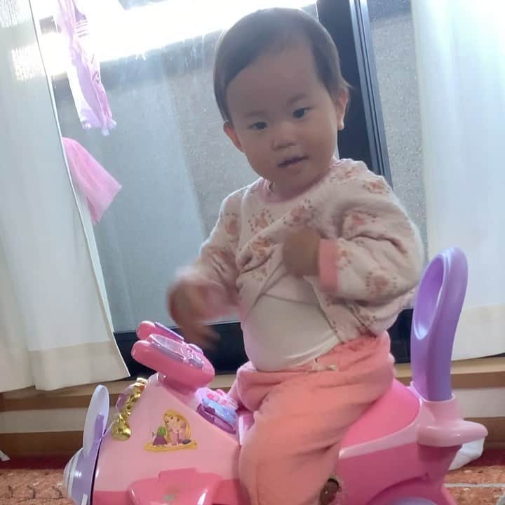 川面千晶のインスタグラム：「おなかぽんぽこりんちゃん🎶 #1歳2ヶ月」