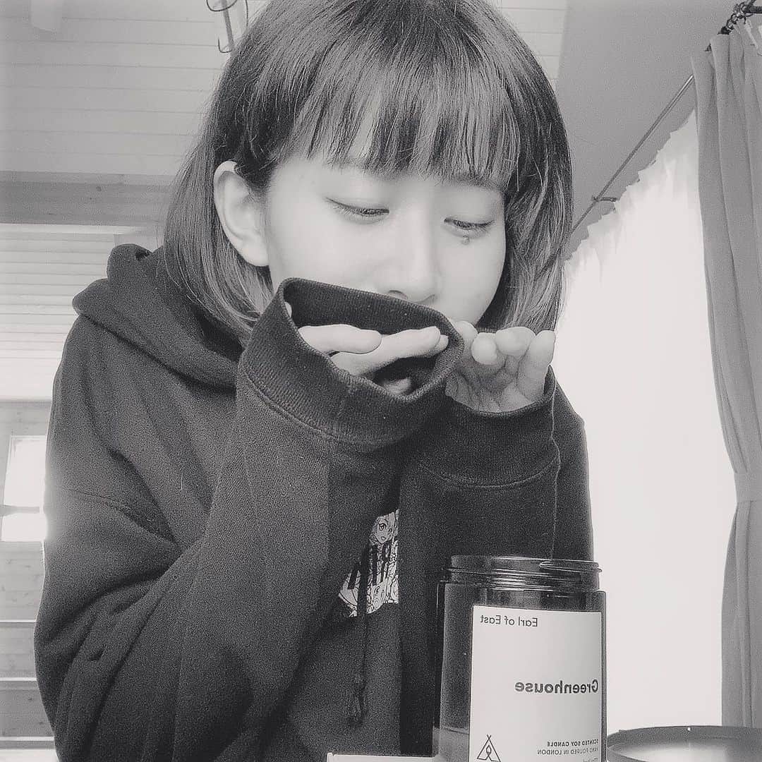 のインスタグラム：「おぱちお♨️ いい天気だけど寒いっ❄️ キャンドルをストーブ代わりに手をあたためるあーさー🎅 #サンタはよ #キャンドルはまり中」