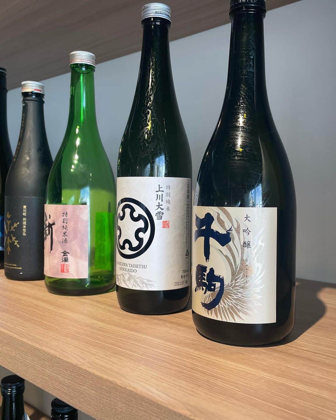 八木隆太郎さんのインスタグラム写真 - (八木隆太郎Instagram)「おいしい道産酒米の日本酒を決める ！ 「酒アワード 」が開催中。 道内外から18の蔵がエントリー✨ 品質の向上から、年々道産酒米を使う蔵は道外にも増えているそうです。  道産日本酒のブランド化、コロナ禍で落ち込んだ需要を取り戻すのが目的ですが、調べてみると 北海道が抱える課題と可能性がまた見えてきました。 後日、みんテレ詳しくで放送します🍶  なおグランプリの発表は11月17日です！  #日本酒 #酒アワード #品評会 #酒米 #北海道」11月5日 10時49分 - ryutaroyagi0414