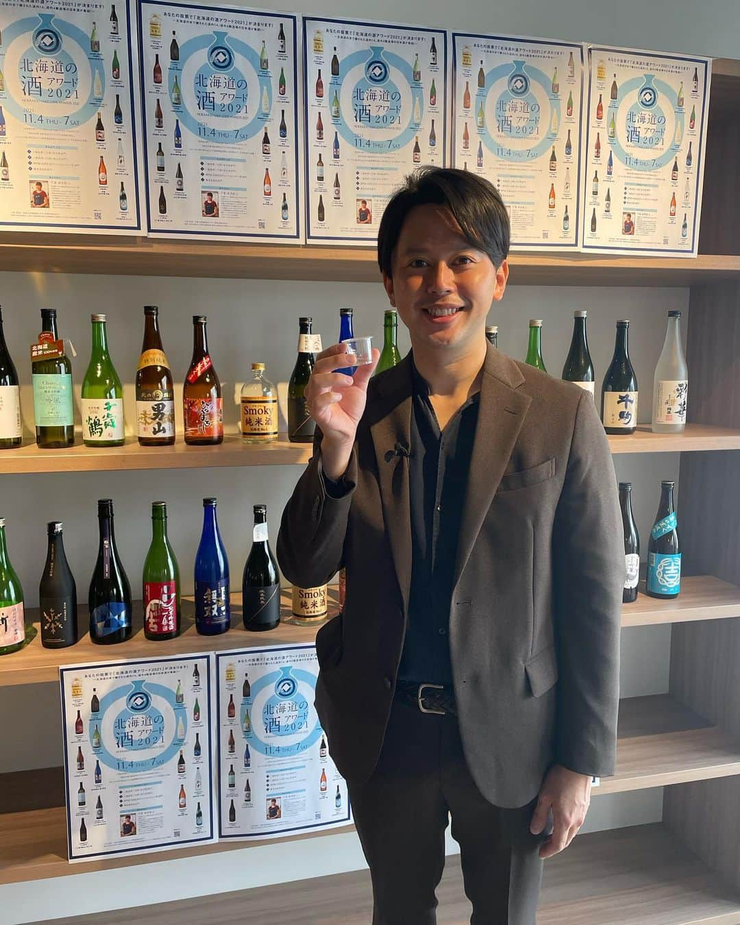 八木隆太郎のインスタグラム：「おいしい道産酒米の日本酒を決める ！ 「酒アワード 」が開催中。 道内外から18の蔵がエントリー✨ 品質の向上から、年々道産酒米を使う蔵は道外にも増えているそうです。  道産日本酒のブランド化、コロナ禍で落ち込んだ需要を取り戻すのが目的ですが、調べてみると 北海道が抱える課題と可能性がまた見えてきました。 後日、みんテレ詳しくで放送します🍶  なおグランプリの発表は11月17日です！  #日本酒 #酒アワード #品評会 #酒米 #北海道」