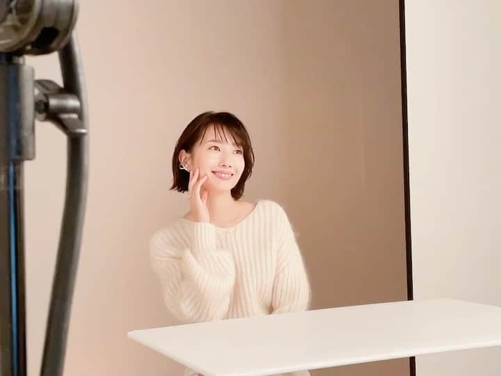 波瑠のインスタグラム：「MAQUIAオンライン クラランスのダブルセーラムを紹介するページが公開になりました。 冬の乾燥と戦えるお肌になれそう。」
