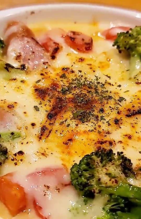 石関友梨のインスタグラム：「【ルームス】4種のチーズとブロシェンソーセージのパスタグラタン ¥1,100  牛豚の合い挽きのスモークソーセージと4種のチーズが香ばしく焼け香り良いバスタです✧  中のパスタをすくうと全ての具材が絡み合ってくるので1口で口の中が美味しさでいっぱい♡  【room's -ルームス-】◇◆◇◆◇◆  群馬県高崎市鞘町1  高崎駅西口から徒歩10分 駐車場なし (お近くの有料駐車場へお願いします)  ☎ 027-324-7272  営業時間  11:00-22:00  定休日  年中無休  ◆◇◆◇◆◇◆◇◆◇◆◇◆◇◆◇◆◇◆◇◆  以上「キングオブパスタ2021」 22店舗全店ご紹介させていただきました！  もう既に食べに行かれた方、気になるお店がある方は期間限定メニューもありますので  是非食べに行ってみてくださいね🎀  投票ハガキは各店舗置いてあるので 各店シールを3枚集めてハガキに貼って 気に入ったパスタ1店舗選び 氏名、電話番号、住所を書き 郵便📮ポストへ投函してください  皆様の投票で👑 パスタキング 👑が 決定致します！  結果発表は2021年12月8日生配信LIVEにて 発表されます  その際は私も式典に参加させて頂くので 是非LIVEにご参加ください🎁  ◆◇◆◇◆◇◆◇◆◇◆◇◆◇◆◇◆◇  #ルームス #rooms #高崎駅 #さやもーる #キングオブパスタ20121 #キングオブパスタ  #高崎パスタ #高崎グルメ #群馬グルメ #群馬食べ歩き #パスタの大会 #過去優勝店 #TVでも紹介 #パスタ  #詳しくはキングオブパスタHPにて #高崎パスタ大使」