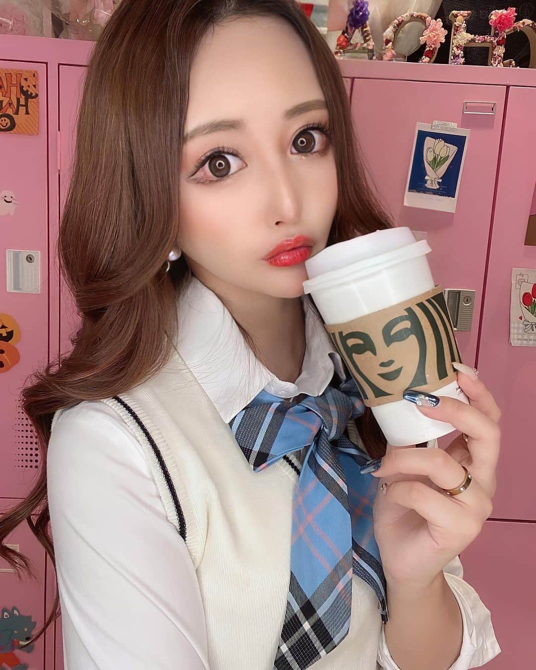 SHIHOさんのインスタグラム写真 - (SHIHOInstagram)「. . coffee time❤︎ . (( @choa_japan )) . . . スタバで1番好きなのは チャイティーラテ☕️💓💓 . みんなは何が好き？？ . . .」11月5日 11時21分 - cham_pipi
