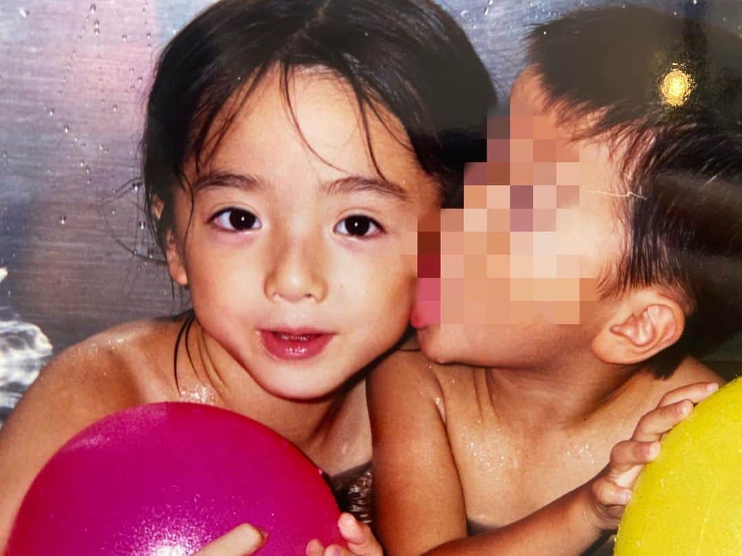 平木愛美のインスタグラム：「弟に、ちゅ？されてる？  いや、食べられてる？🦖笑 #ちびっこまなみん   今回動画やプロフィールブックや色々製作にあたり昔のアルバムを観てると弟とのshotがほんとにたくさんで。弟くんのぽわんとした表情がめちゃ可愛くて🤣💕 ほっこりと。こうみると、男の子もいたら可愛いんだろうなあなんて気持ちにもなったり、、、👦🏼🧡  挙式へ向けて色々な準備をしながら この期間は"花嫁美容"も強化していて。色々ストーリーでも載せてハイライトにものこしているのですが🧚‍♂️  普段と変わらずのずっと通っているところもあいかわらず、お顔はエスビューティークリニックではほんといつも通り アクセントウルトラでお肌を熱のパワーできゅっと引き締め？リストアップ？したり、スプリングで電気のパワーでたっぷり肌の深部まで潤いを入れ込んで保湿してもらったり…💓 安定のお肌ケアです。🧸 美顔器みたいな機械をあててもらうだけなので、安心してお任せられます🐥 @sbeautyclinic   身体のほうはビュースタでまつもとさんのゴッドハンドと、岩盤マットで身体をあたためて汗をかいたり🌞 ゴリゴリな背中を流してもらって挙式に向けて詰めて通わせてもらいました！！！（ ｉ _ ｉ ）🧡 挙式前ラスト本日もこれからいきます！ @m_beautystyling   ここで書ききれませんが今回いつも以上に美容な動きをして、楽しくて、２８歳、美容がさらに好きになりました、、、🥺💛 普段のスキンケア〜つつ花嫁美容なおうち美容もまたストーリーなどしますね、、💘  #花嫁美容 #プレ花嫁  #エスビューティークリニック #まなみんプレ花嫁」