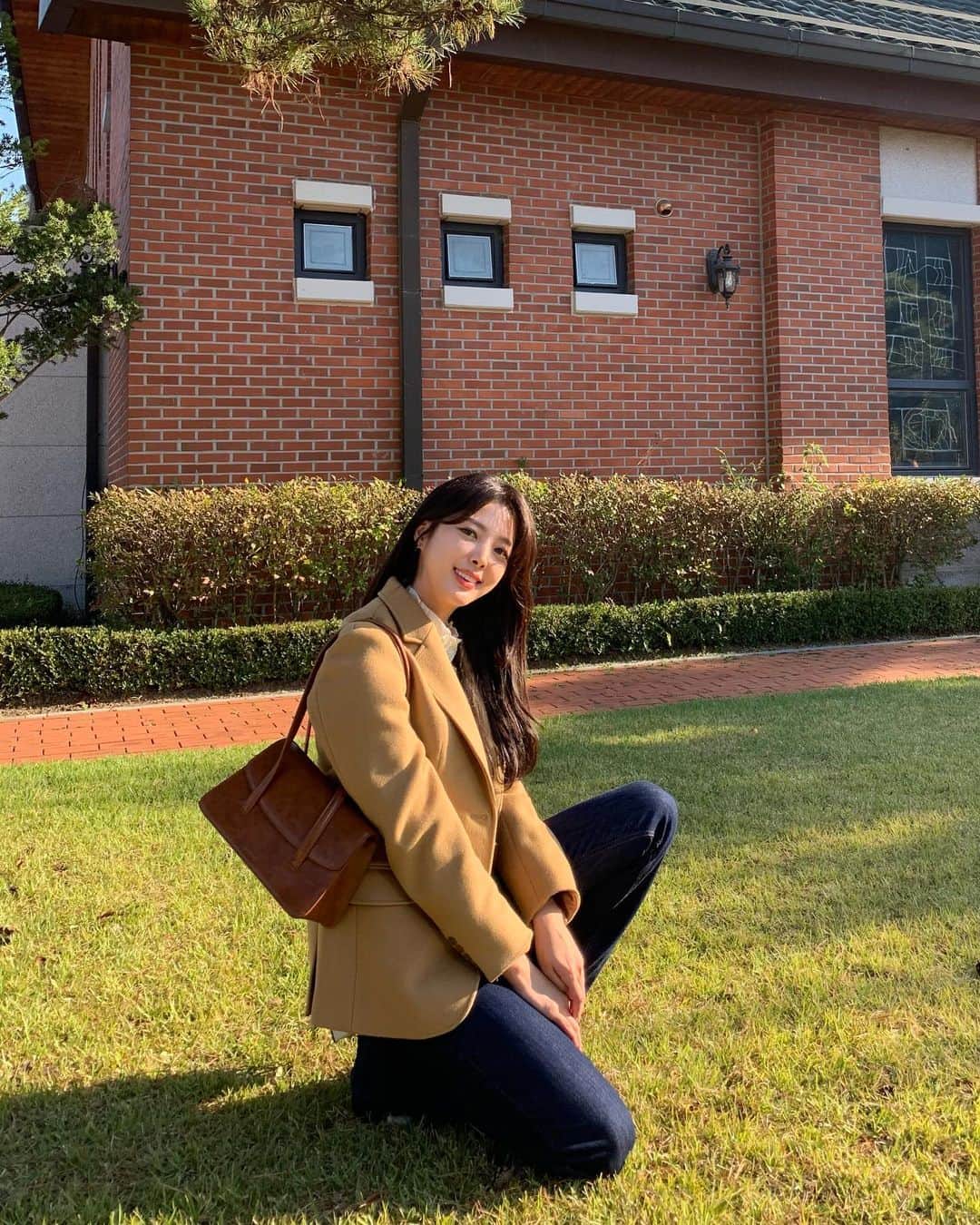 のインスタグラム：「날씨가 아직은 너무 좋네요🤗 요기에서 촬영할 때는 볕이 늘 좋아요🥰」