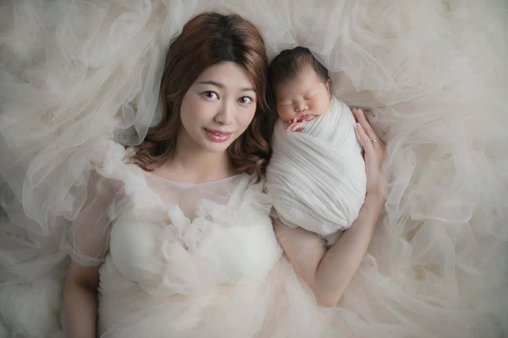 野田あず沙のインスタグラム：「似てる？🤍 ⁡ ⁡ 生後一ヶ月が経ちました👼 ⁡ ⁡ ⁡ ⁡ ⁡ ⁡ ⁡ #新米ママ #子育て #育児 #生後1ヶ月 #11月 #ニューボーン #ニューボーンフォト #newborn #newbornphoto #baby #女の子ママ #バチェラー」