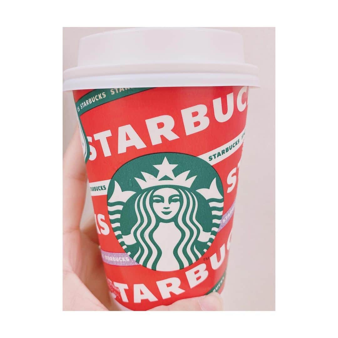 石井奏美のインスタグラム：「クリスマス柄は見るとワクワクしますね🎅🎄  最近はクリスマスに向けた仕事も多くて、もうそのモード☃️笑」