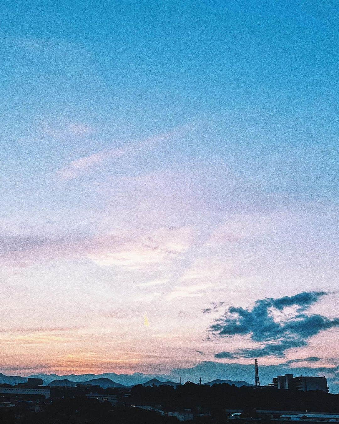 関根アヤノのインスタグラム：「どんなに暗い夜でも明けない夜はなくて  私は前向きです、繋がってるから大丈夫。  天国へ旅立ったこの日の空。私はずっと忘れないよ😌  .」