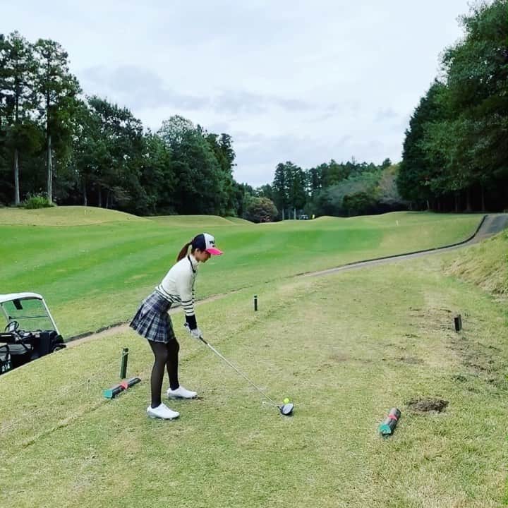 泉千尋のインスタグラム：「😂💓www  #ゴルフ女子#ゴルフウェア #ゴルフコーデ #ゴルフスイング#ドライバー#ドライバーショット #ドライバースイング #空振り#愛嬌で勝負 #こりゃだめだ#まだまだ練習が必要 #ゴルフ上手くなりたい」